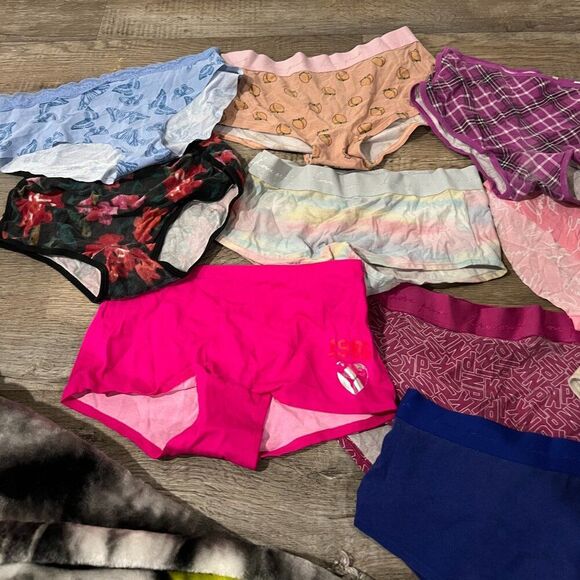 VS Pink panty bundle l/xl - Picture 1 of 9